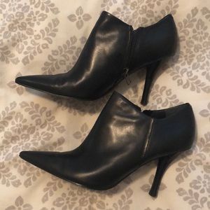 Nine West black pointed toe zipper booties, sz 8